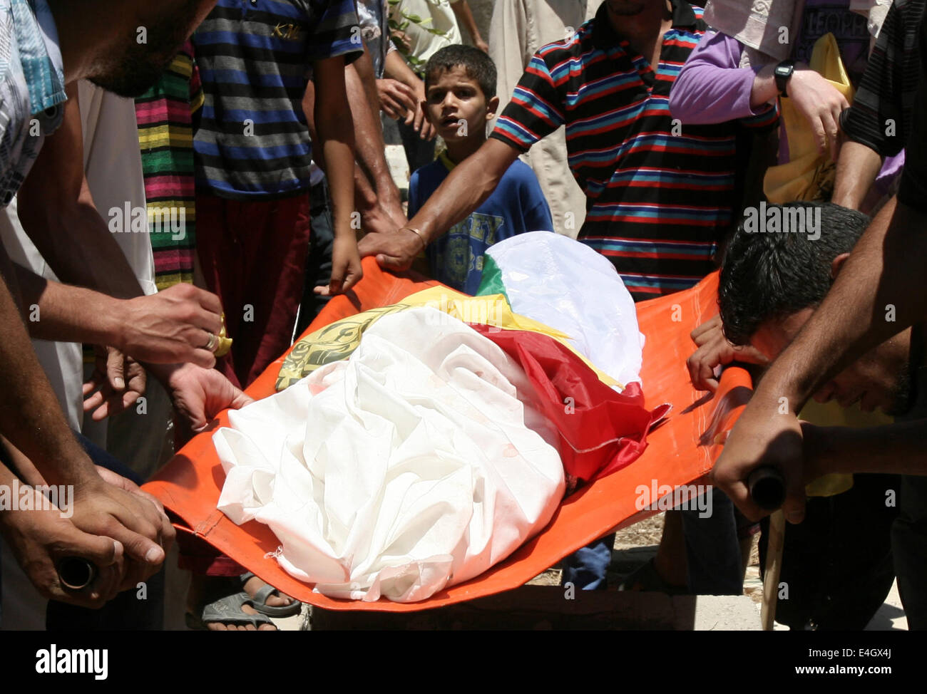 Rafah, Gaza-Streifen, Palästinensische Gebiete. 11. Juli 2014. Verwandte und Freunde tragen den Körper von Noor al-Najdi, 10 Jahre alt, der Krankenhaus Beamten sagte getötet wurde bei einem israelischen Luftangriff während ihrer Beerdigung in Rafah im südlichen Gazastreifen 11. Juli 2014. Israelische Luftangriffe auf Gaza getötet vier weitere Palästinenser vor der Morgendämmerung am Freitag, Erhöhung der Zahl der Todesopfer durch die viertägige offensive zu mindestens 85 Kredit: Eyad Al Baba/APA Bilder/ZUMA Draht/Alamy Live News Stockfoto
