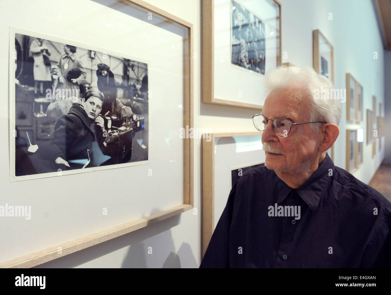 Der Fotograf Clemens Kalischer schaut sich um die neue Sonderausstellung "Displaced Persons. Überlebende des Holocaust 1938-1951' (lit.) in das deutsche Auswanderer Haus in Bremerhaven, Deutschland, 11. Juli 2014. Die Ausstellung läuft vom 14. Juli bis 30. November 2014 und zeigt zahlreiche Fotos der Überlebenden und ehemalige Häftlinge der Nazis. Die Bilder entstanden in den Jahren 1947/48 in New York. Foto: Ingo Wagner/dpa Stockfoto