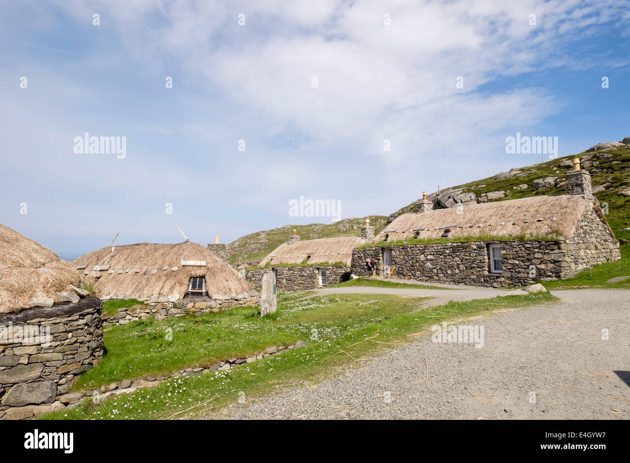 Crofts als Herberge in Na Gearrannan Blackhouse Village restauriert. Garenin, Isle of Lewis, Äußere Hebriden, Western Isles, Schottland, Großbritannien Stockfoto