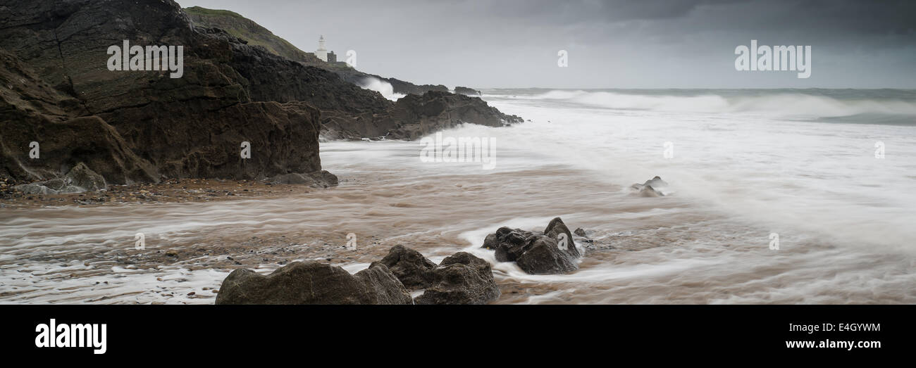 Panorama der Landschaft von Mumbles Lighthouse in Wales mit Sonnenstrahlen über Meer Stockfoto