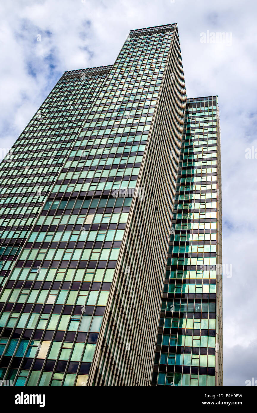 Blick hinauf auf einen London-Wolkenkratzer, gegen ein bewölkter Himmel geschossen. Konvergierende Branchen. Stockfoto Blick hinauf auf einen London-Wolkenkratzer, gegen ein bewölkter Himmel geschossen. Konvergierende Branchen. Stockfoto