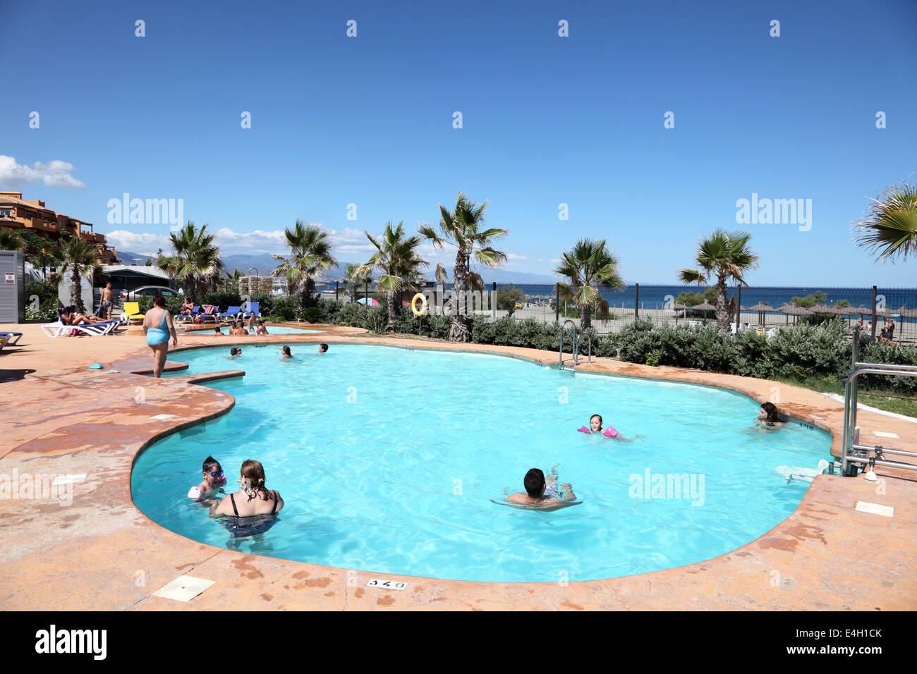 Schwimmbad im mediterranen Resort. Andalusien, Spanien Stockfoto