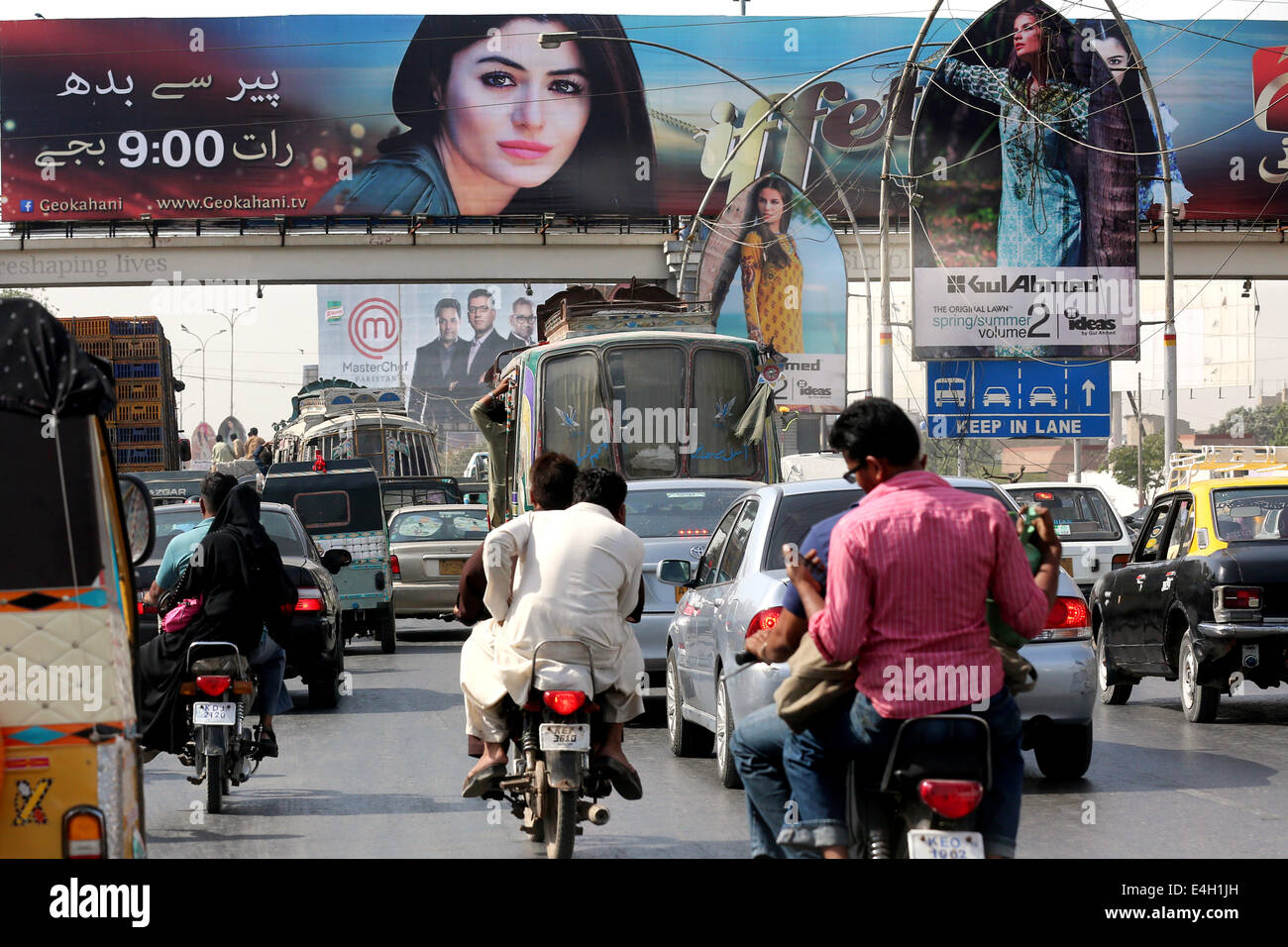 große Werbung Boards mit schönen Frauen auf einer Hauptstraße von Karachi, Pakistan Stockfoto