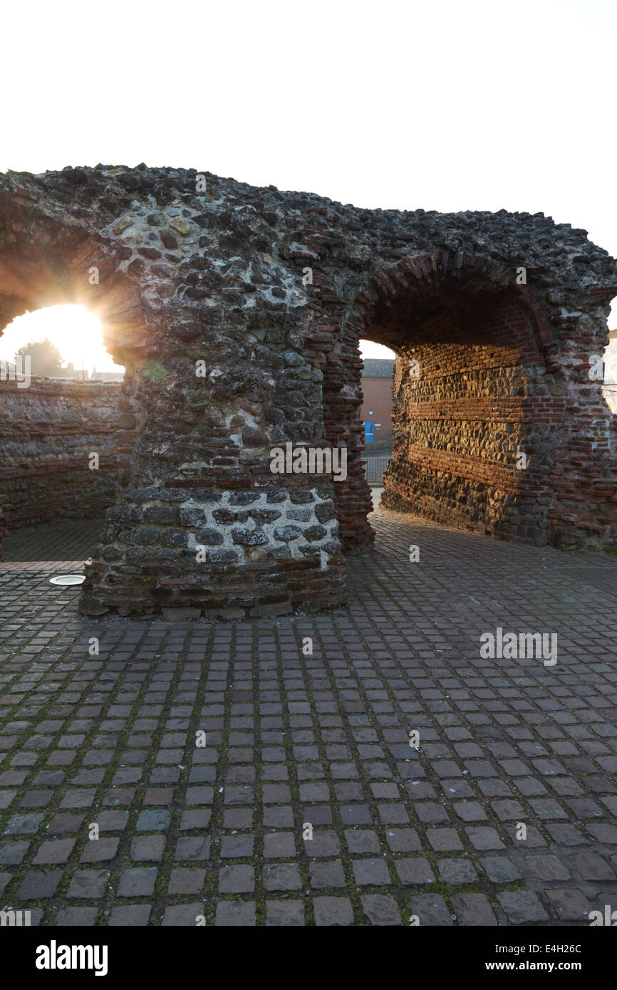 UK, Colchester, Reste der alten Mauern und West Gate - "The Balkerne Tor". Stockfoto