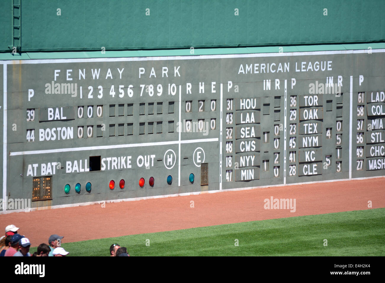 Blick auf das Green Monster während eines Spiels der Major League Baseball im Fenway Park in Boston. Stockfoto