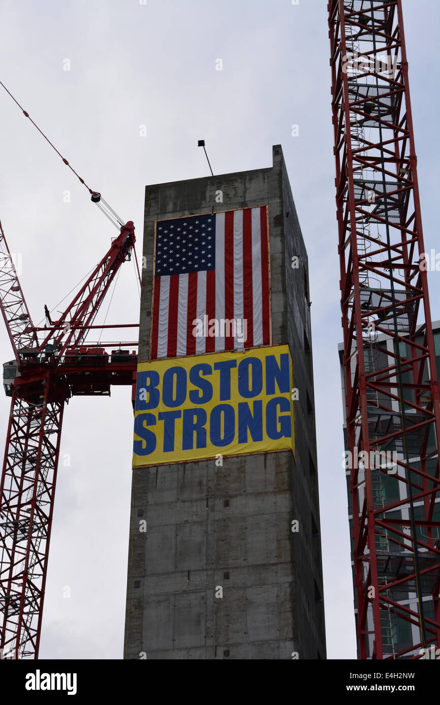 "Boston Strong" Banner hing auf einer Baustelle zur Unterstützung der Opfer und Überlebenden von den Bombenanschlägen in Marathon in Boston. Stockfoto