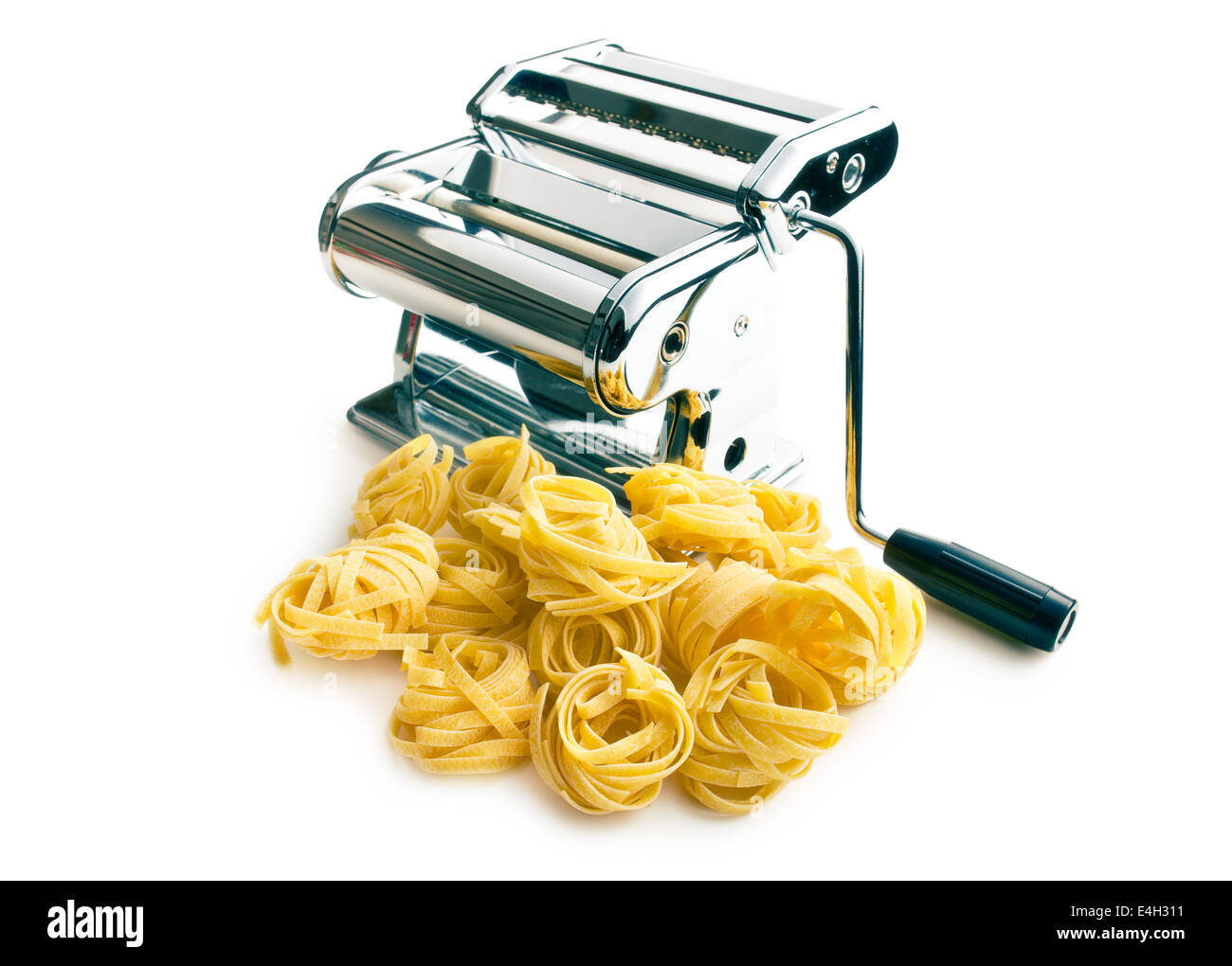 Tagliatelle Pasta-Maschine auf weißem Hintergrund Stockfoto