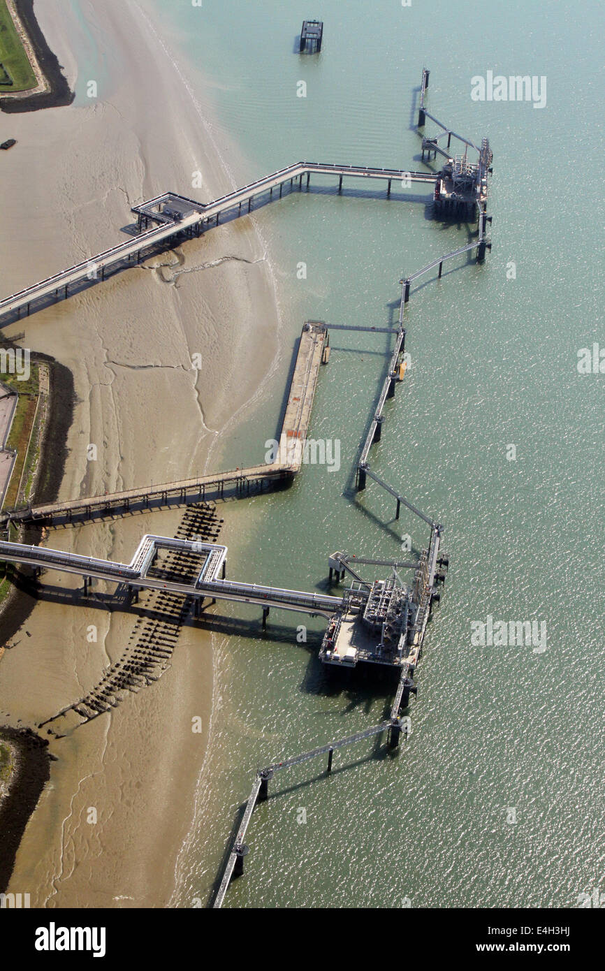 Luftaufnahme von Chemikalien arbeitet Steg in den Fluss Medway, Isle of Grain, UK Stockfoto