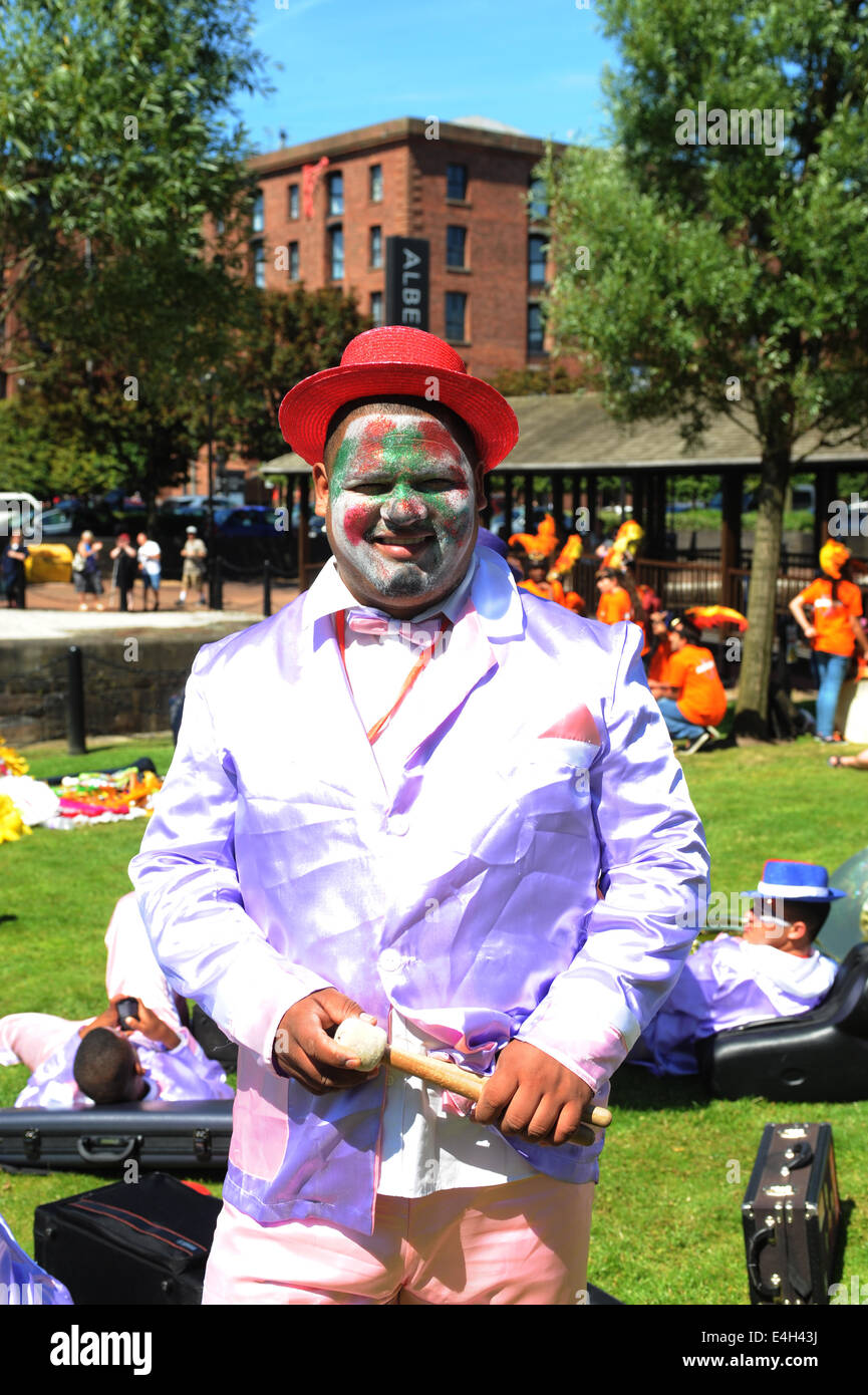 Liverpool, UK, 11. Juli 2014. Darsteller sammeln in der Sonne zu üben und Vorbereiten der Brouhaha Karneval in Liverpool. Die Hauptveranstaltung und Parade ist Morgen 12. Juli und bietet Bands und Künstler aus der ganzen Welt. Bandmitglieder posieren für die Kamera Credit: David Colbran/Alamy Live News Stockfoto