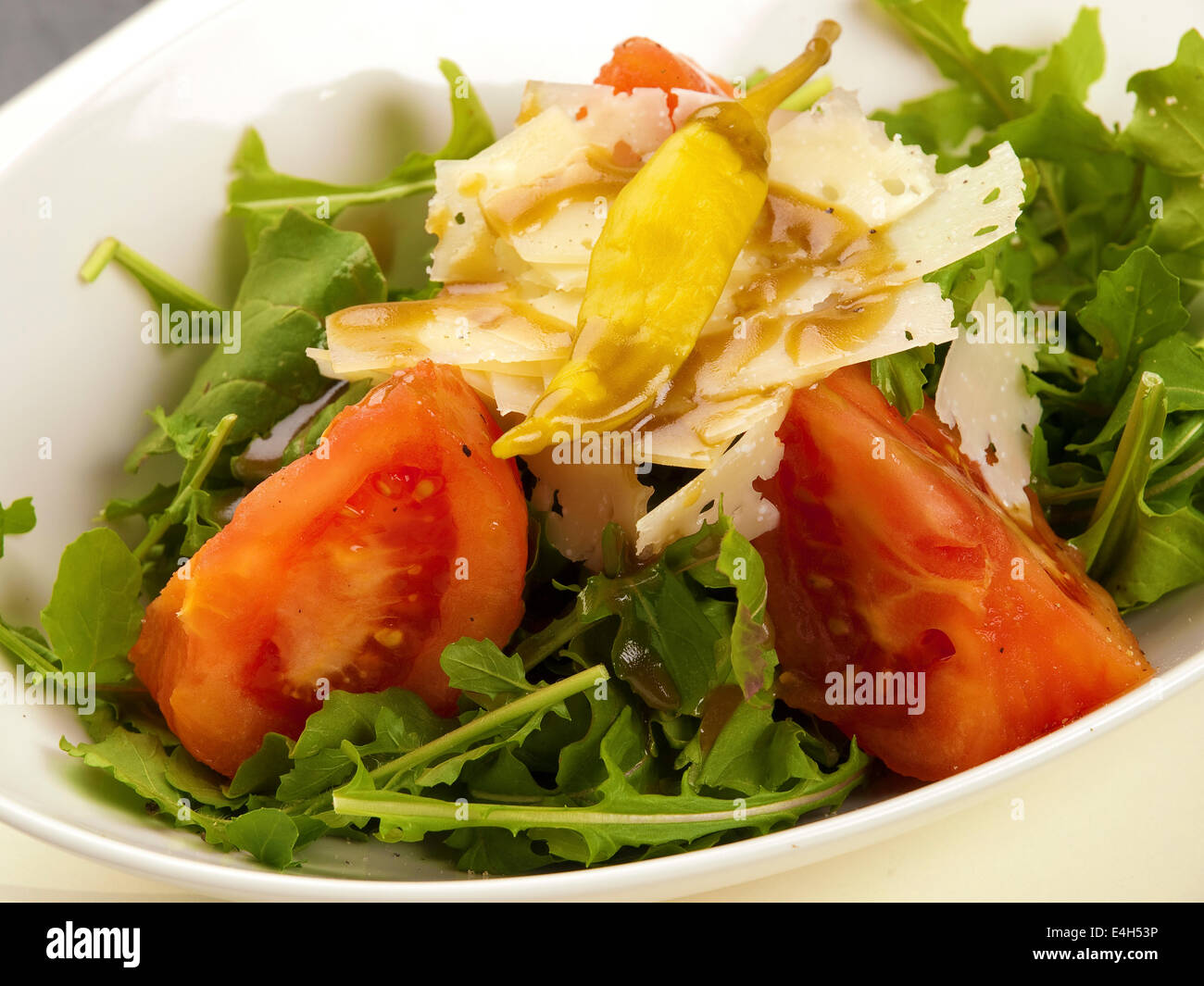 Rucola-Salat mit Tomaten und Parmesan Stockfoto