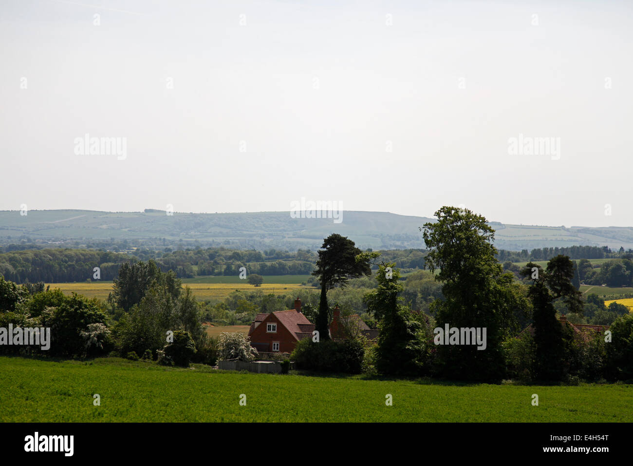 Rot gefliesten Haus eingebettet in Oxfordshire Wiesen an einem Frühlingstag Stockfoto