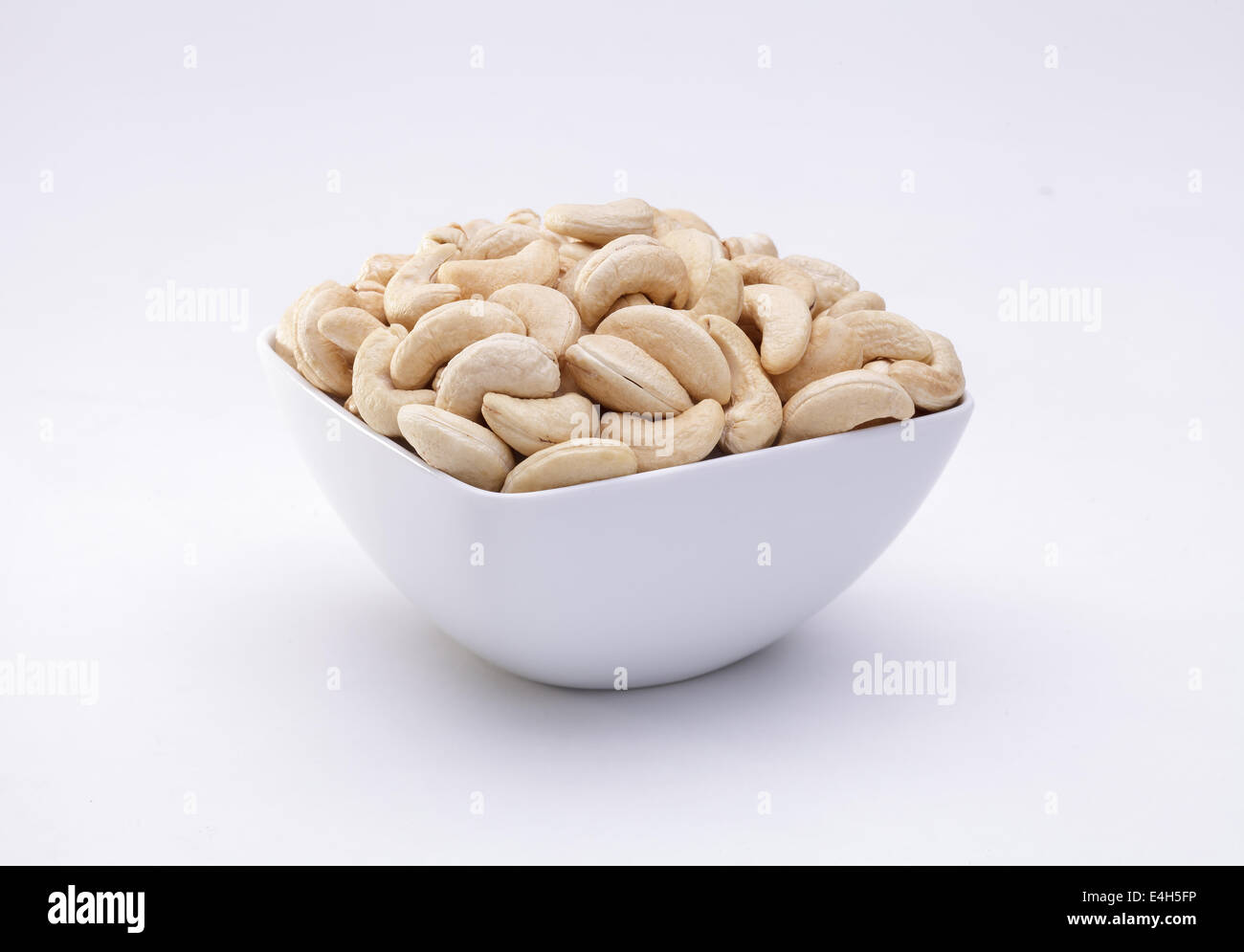 Cashew-Nüssen in einer Schüssel isoliert auf weißem Hintergrund Stockfoto