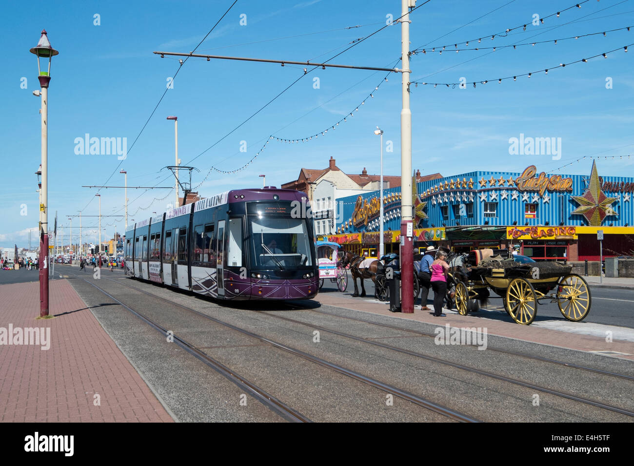Neuen Blackpool Straßenbahn zusammen mit traditionellen Pferde- und Kutschfahrten illustrieren die verschiedenen Formen der Transport zur Verfügung. Stockfoto
