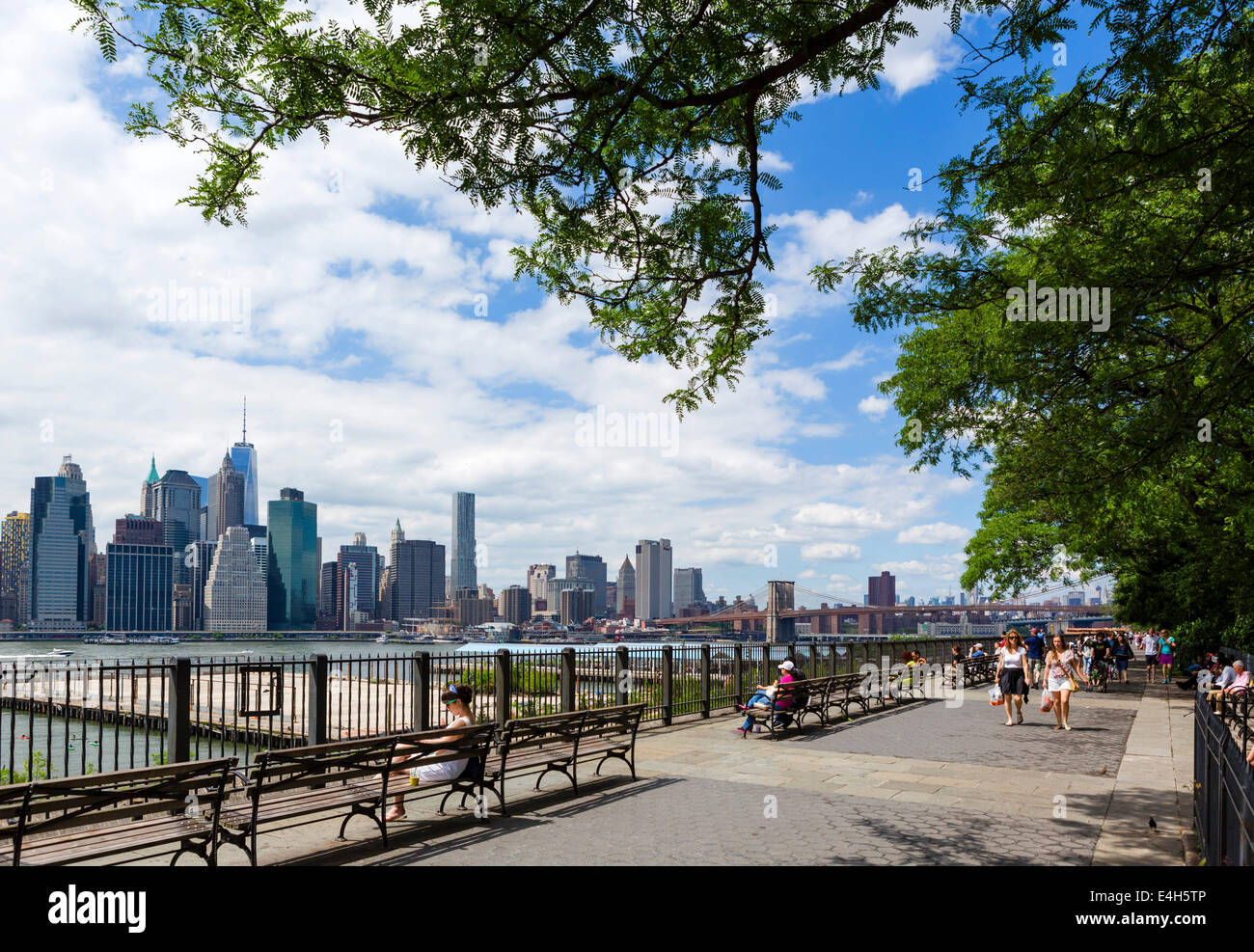 Die Skyline von Manhattan und Brooklyn Bridge über den East River von Brooklyn Heights, New York City, NY, USA angesehen Stockfoto