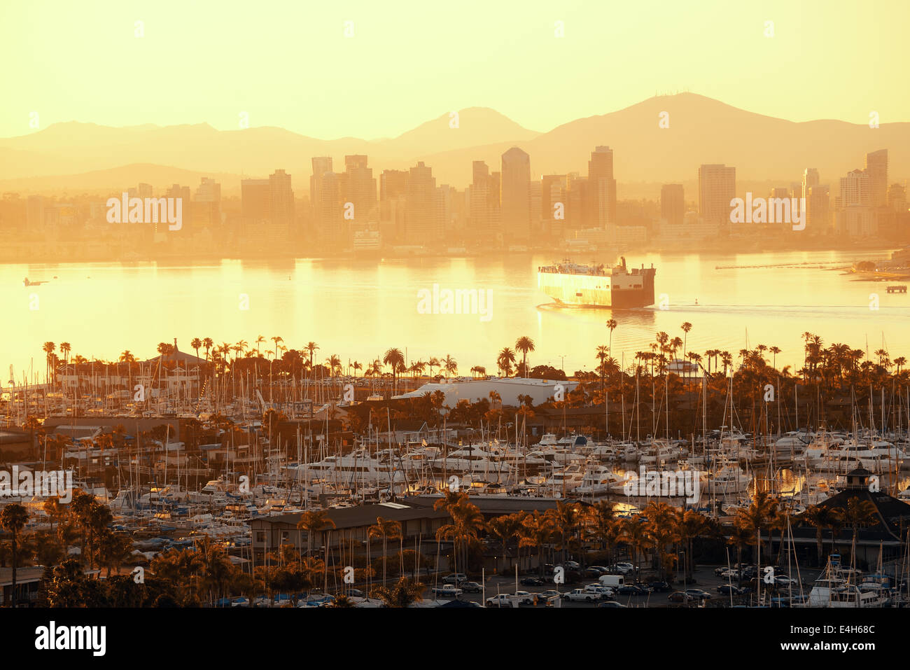 Die Innenstadt von Skyline von San Diego bei Sonnenaufgang mit Boot im Hafen. Stockfoto