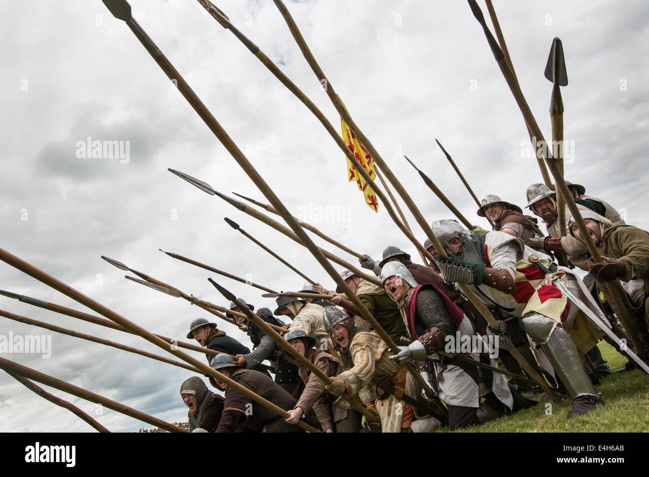 Reenactment der Schlacht von Bannockburn mit Robert The Bruce bei Bannockburn Leben 700 Jahre Gedenken an die Schlacht, Schottland. Stockfoto