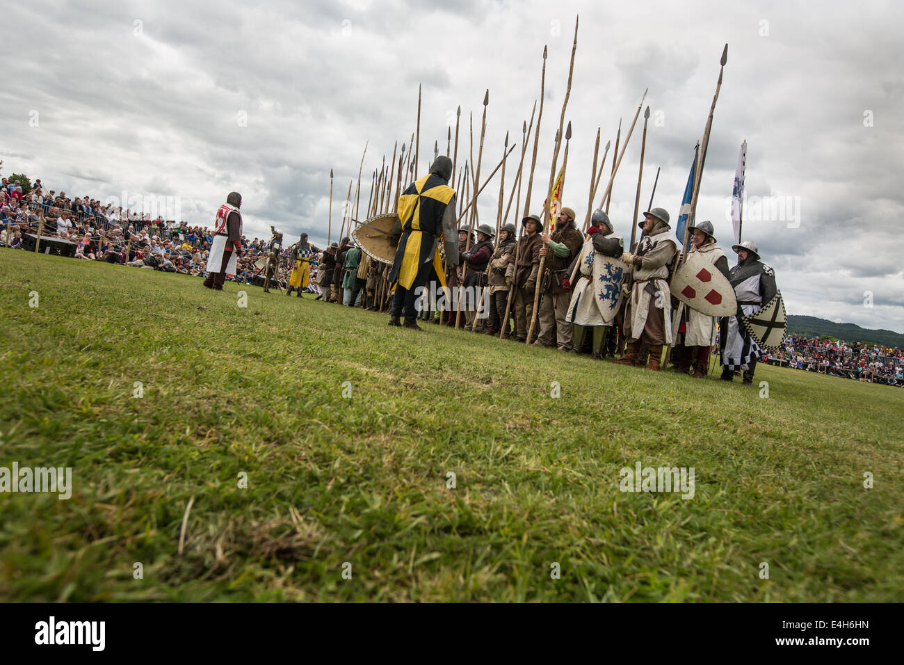 Reenactment der Schlacht von Bannockburn mit Robert The Bruce bei Bannockburn Leben 700 Jahre Gedenken an die Schlacht, Schottland. Stockfoto