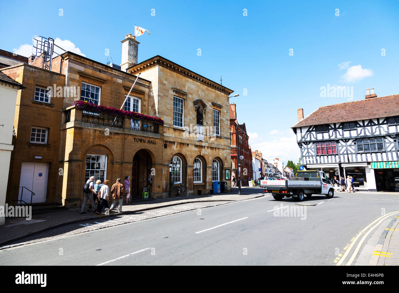 Stratford-Upon-Avon Rathaus High Street Geschäfte Touristen Tourismus Tudor Gebäude typisch Cotswolds UK England Stockfoto