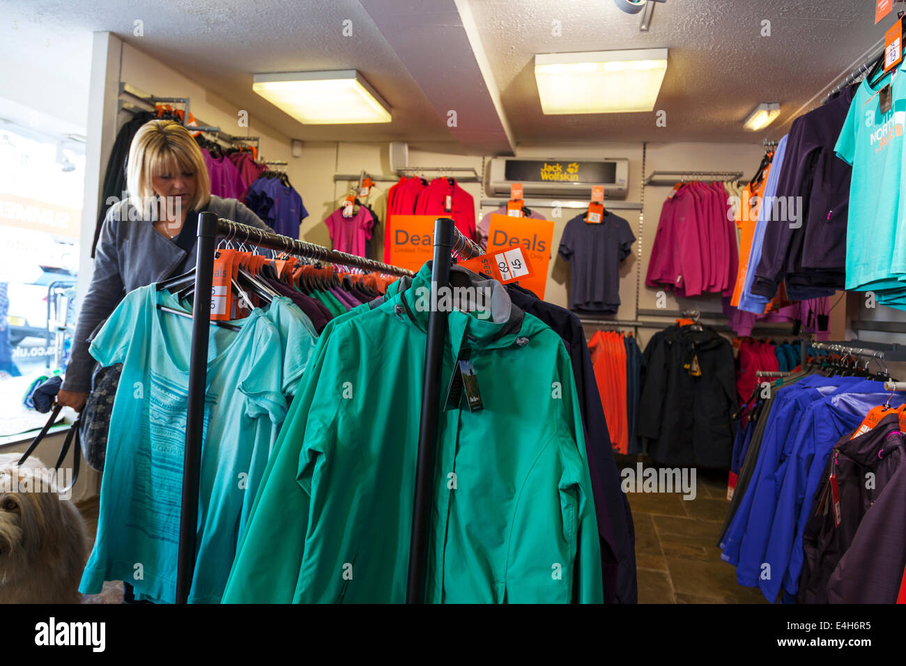 Lady in Black outdoor-Bekleidung einkaufen speichern Cotswolds UK England Stockfoto