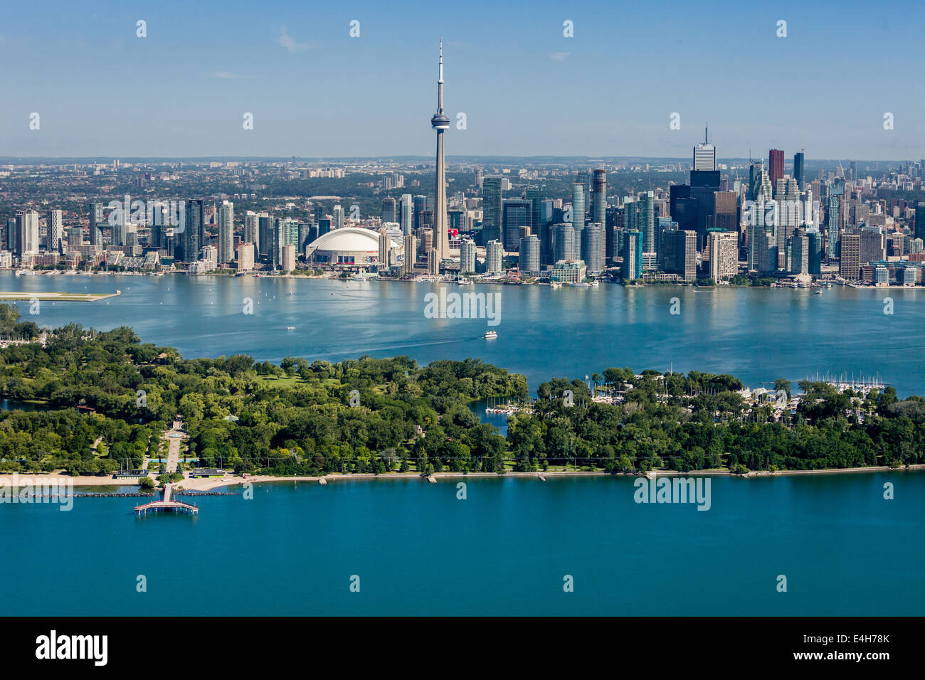 Luftaufnahme der Skyline von Toronto mit Inseln im Vordergrund. Stockfoto