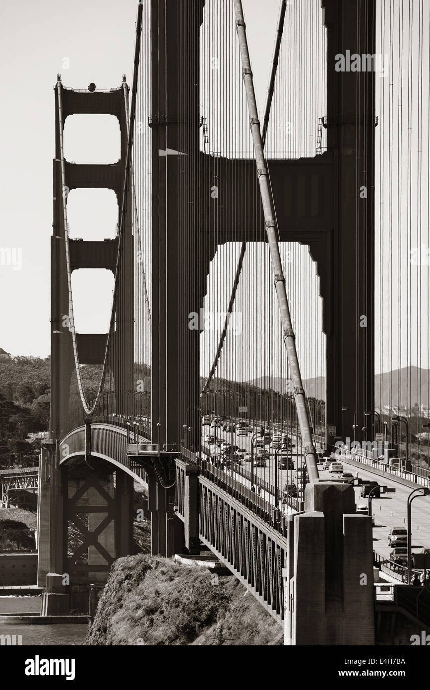 San Francisco, CA - Mai 11: Golden Gate Bridge Nahaufnahme mit Verkehr am 11. Mai 2014 in San Francisco. Im Jahr 1937 eröffnet, es ist die Stockfoto