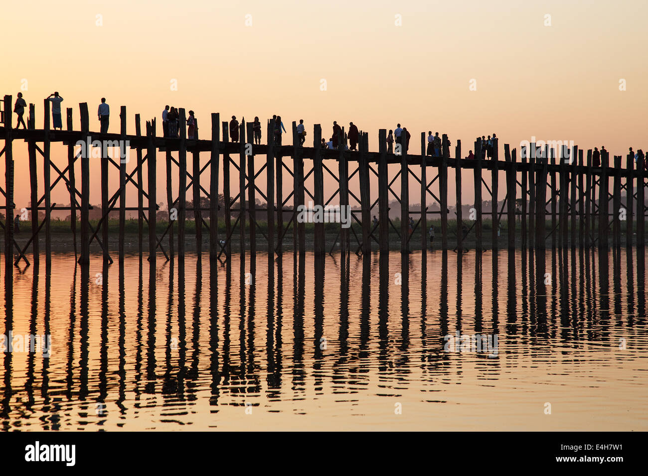 Sonnenuntergang Silhouetten bei U Bein Brücke über den Taungthaman-See in Amarapura, Myanmar (Burma) Stockfoto