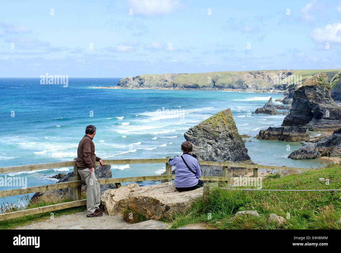 Besucher bewundern die Küste Cornwalls Bedruthan Schritte in Nord Cornwall, England, uk Stockfoto