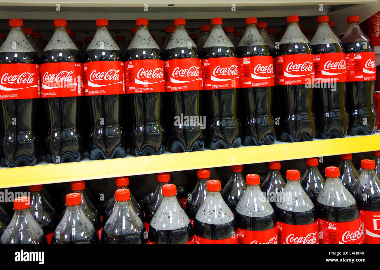 Flaschen von Coca Cola in eine britische Supermarktkette Stockfoto