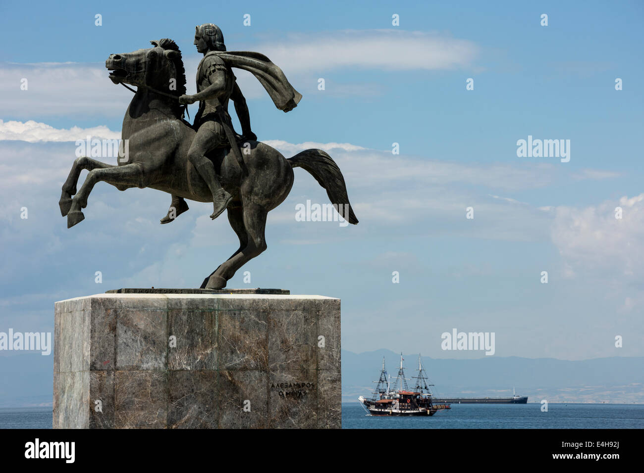 Statue Von Alexander Dem Grossen Und Seinem Pferd Bucephalus Wahrend Ein Sonniger Morgen In Der Stadt Von Thessaloniki Griechenland Stockfotografie Alamy