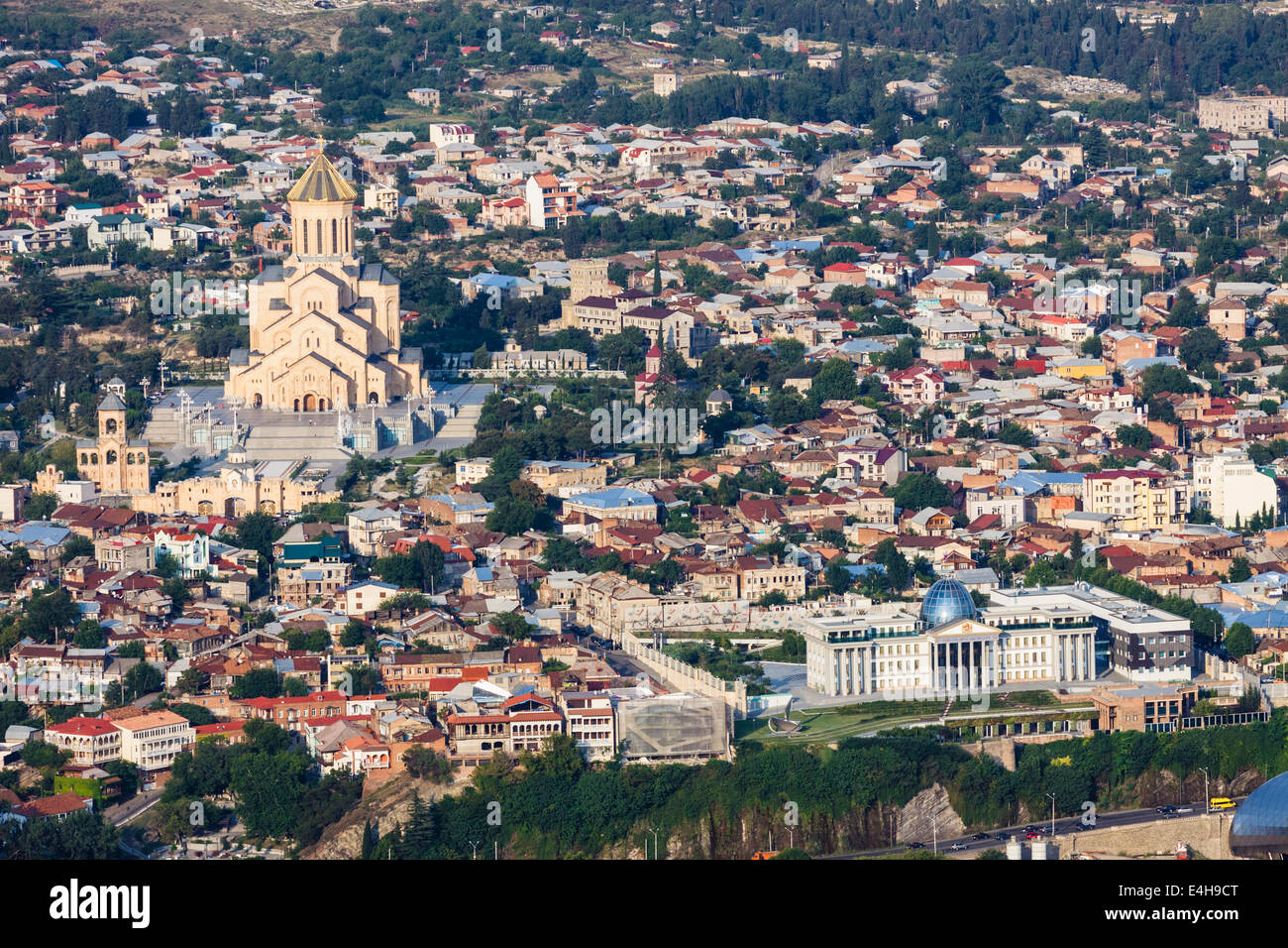 Luftbild mit neuen Tsminda Sameba-Kathedrale und der Präsidentenpalast, Tiflis (Tbilissi), Georgien Stockfoto