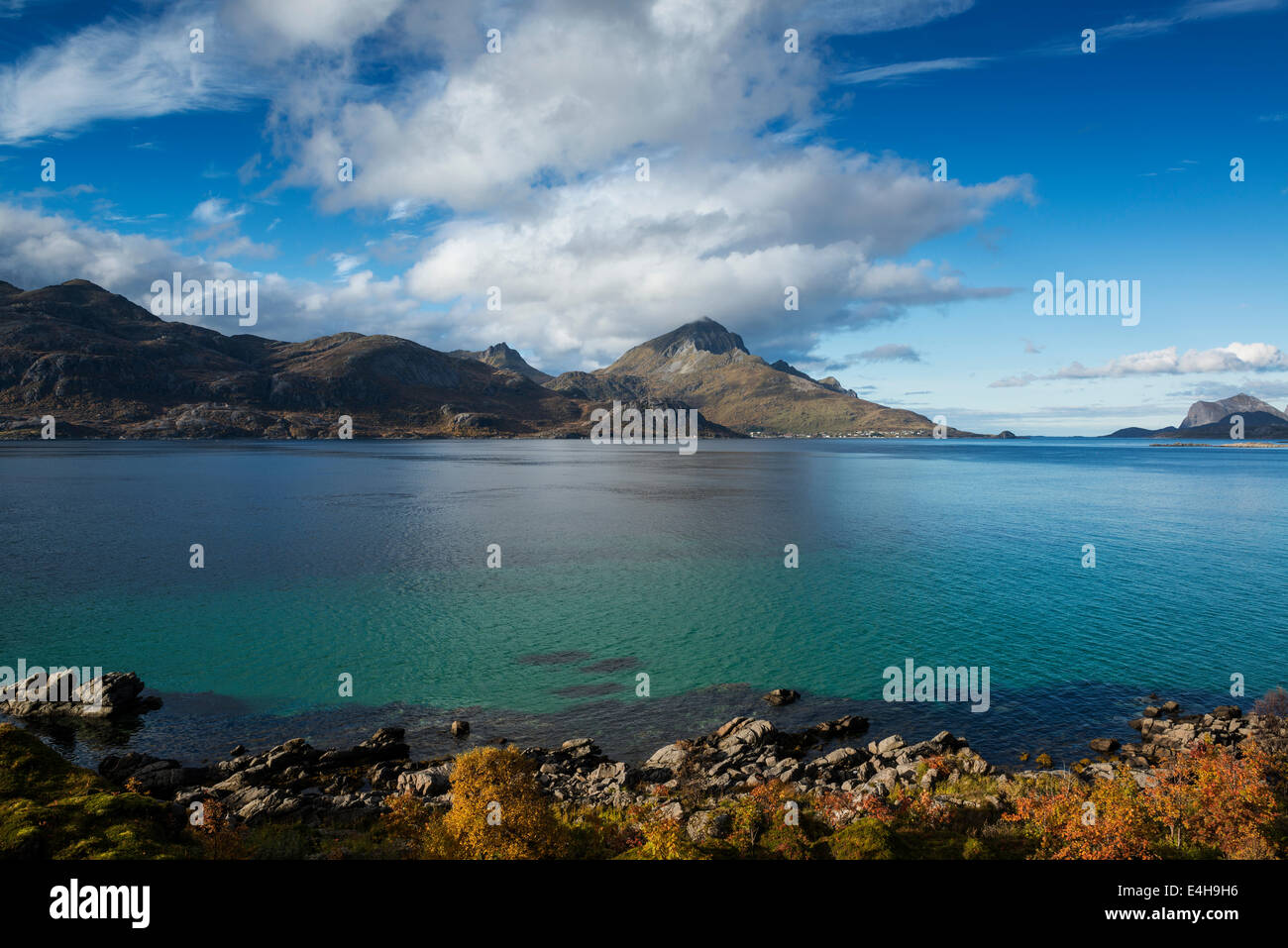 Herbstliche Aussicht auf Nappstraumen, Leknes, Lofoten Inseln, Norwegen Stockfoto