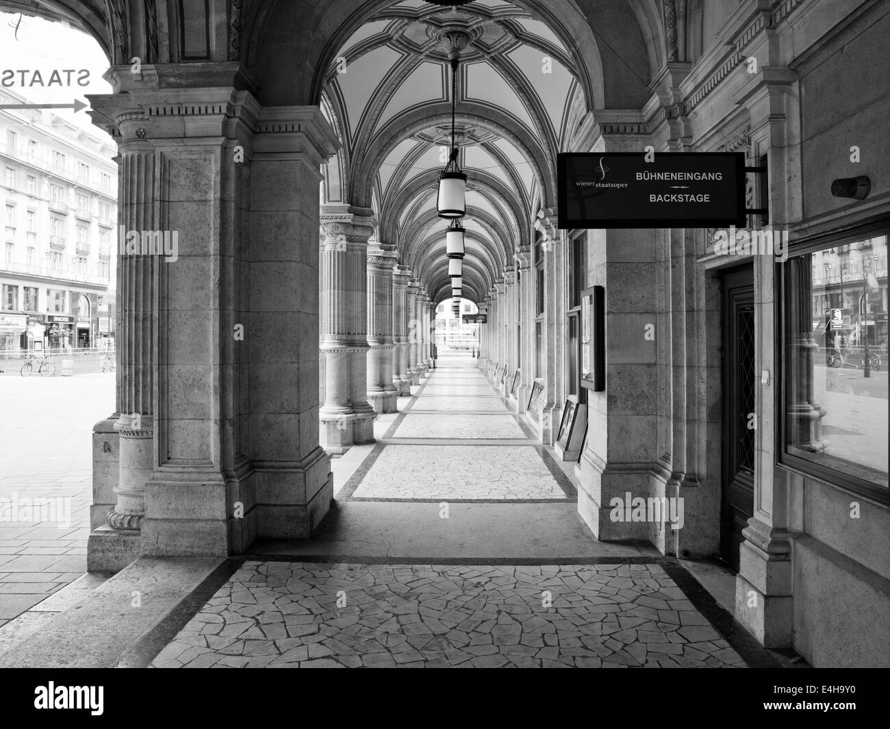Vienna-Kolonnade am schwarzen und weißen backstage Eingang. Stockfoto