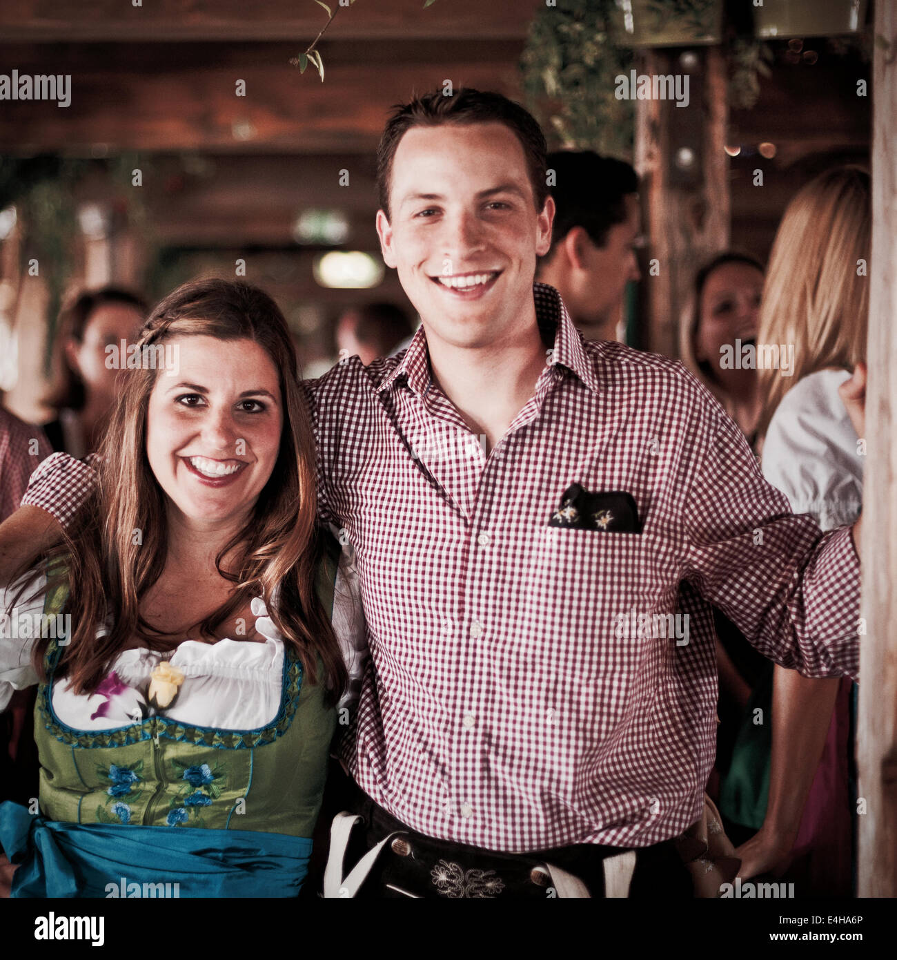 Paar lächelt in die Kamera auf Deutsch Kleid Leiderhosen Stockfoto