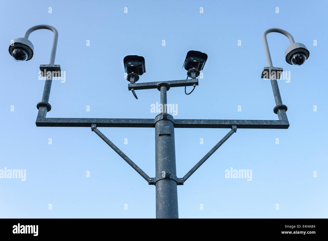 Mehreren CCTV-Kameras auf einen Laternenpfahl Stockfoto