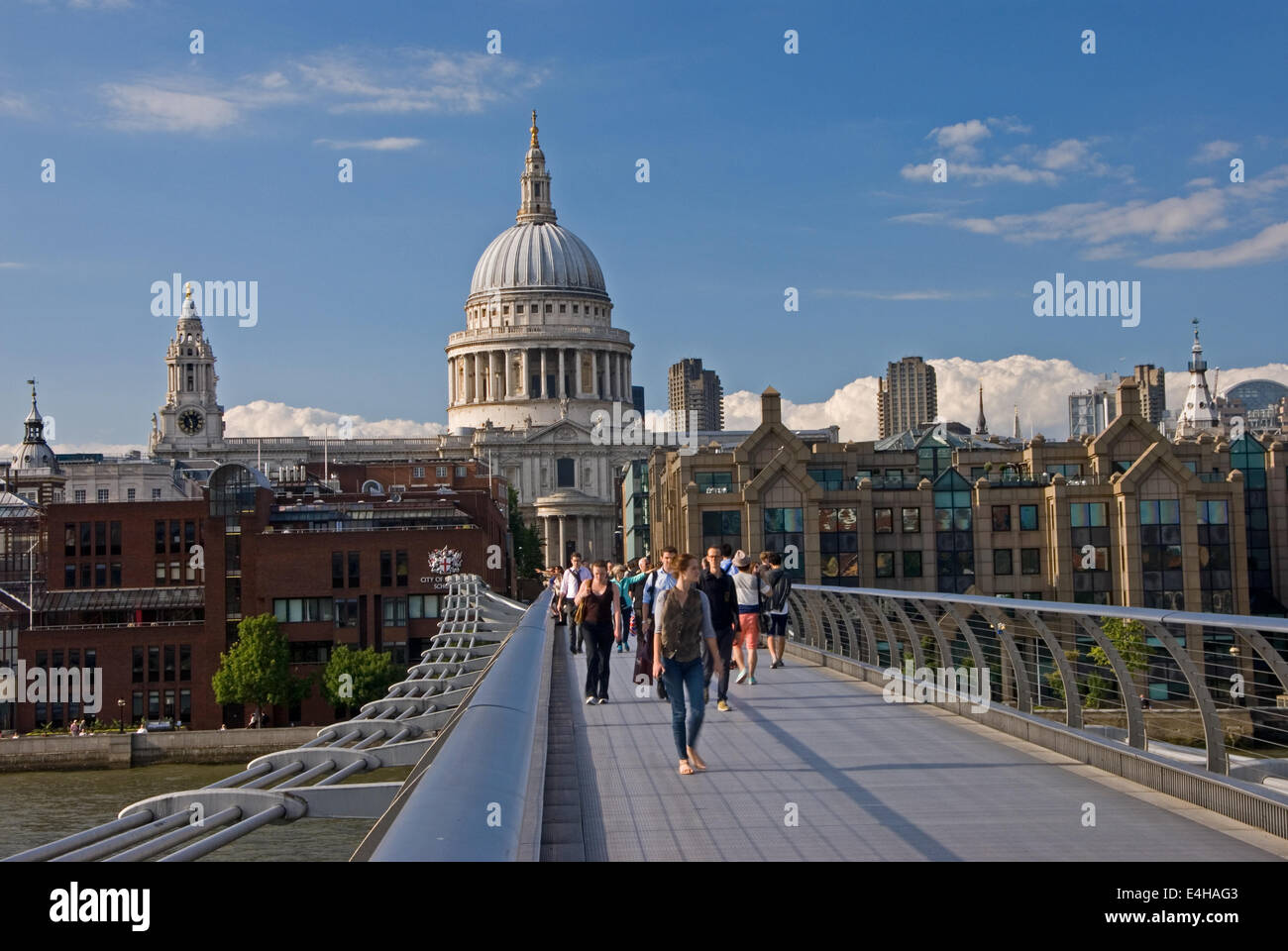 Der Millennium Bridge über die Themse im Zentrum von London ist die neueste Brücke über den Fluss, mit herrlichem Blick auf St. Pauls Stockfoto