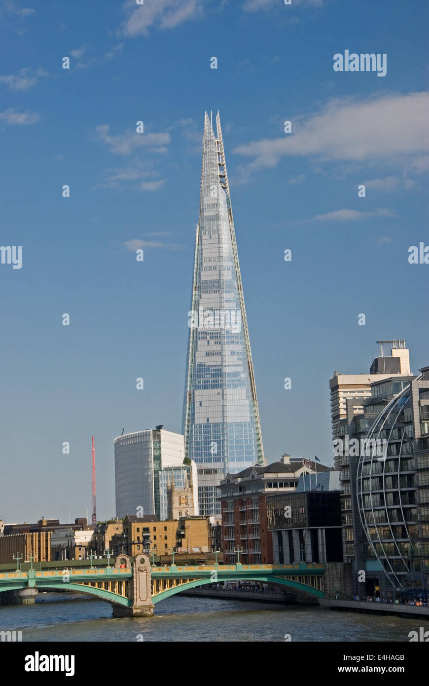 Die Scherbe steht das höchste neue Gebäude auf die Skyline von London am Südufer der Themse Stockfoto