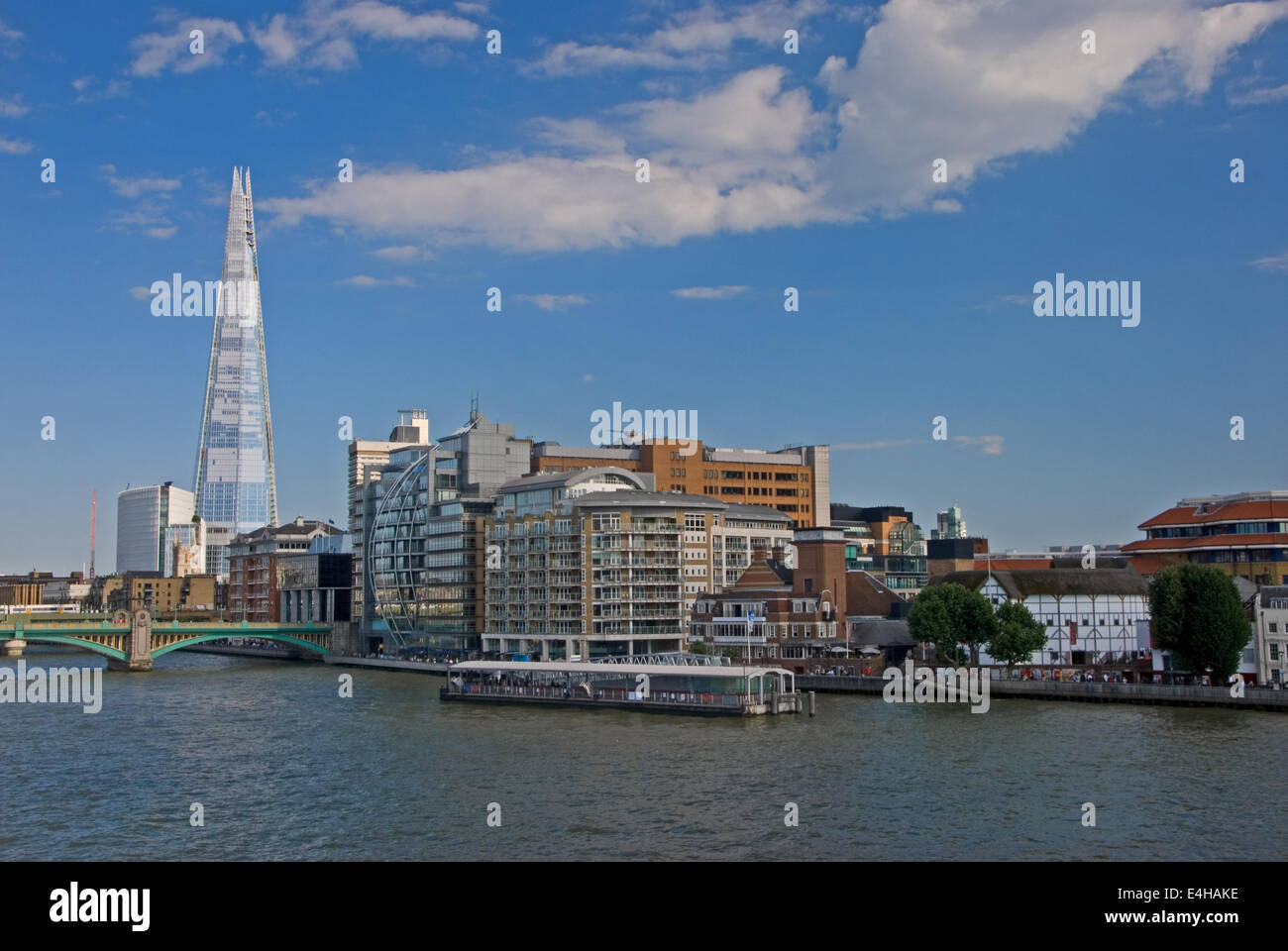 Die Scherbe steht das höchste neue Gebäude auf die Skyline von London am Südufer der Themse Stockfoto
