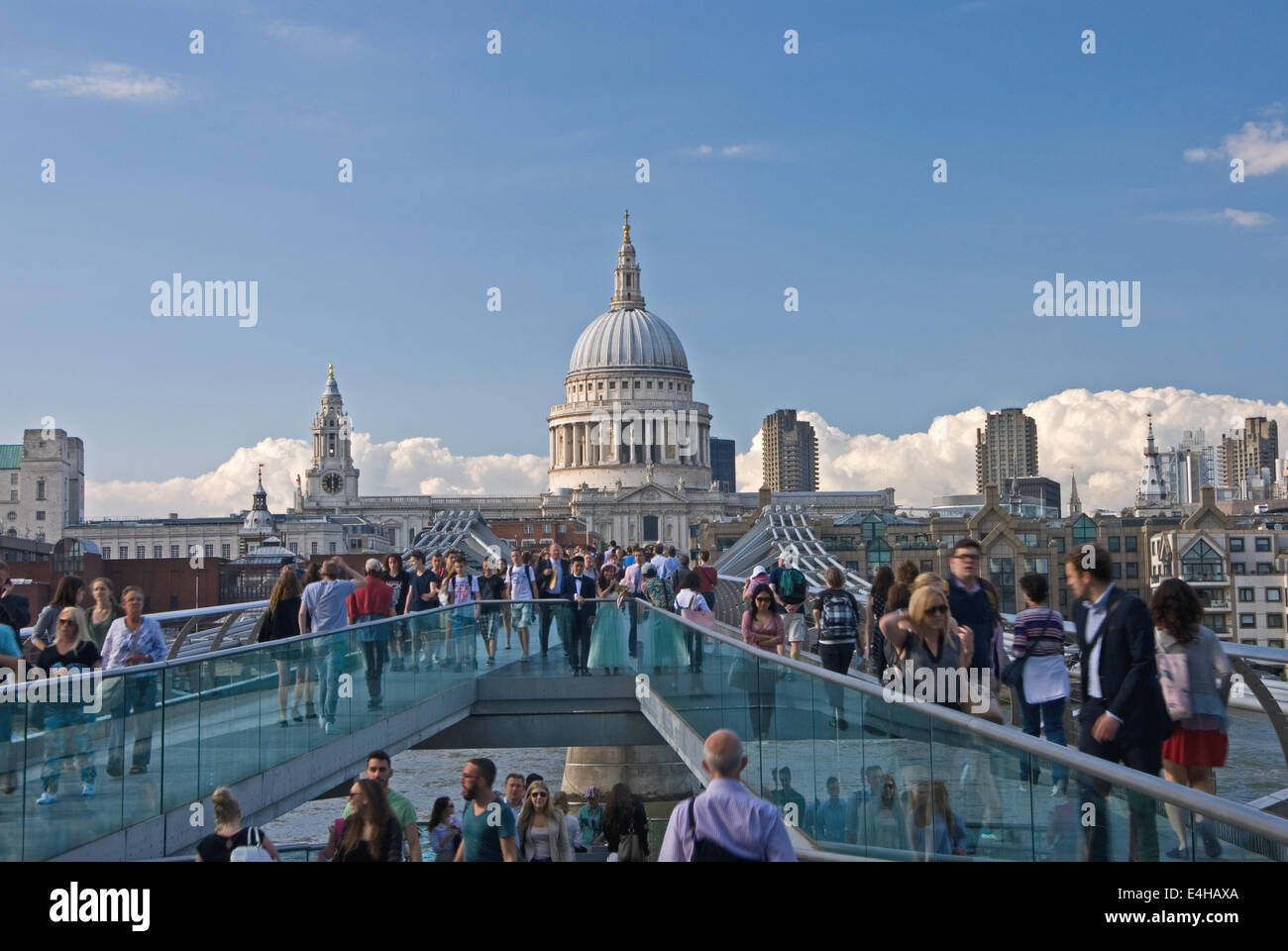 Der Millennium Bridge über die Themse im Zentrum von London ist die neueste Brücke über den Fluss, mit herrlichem Blick auf St. Pauls Stockfoto