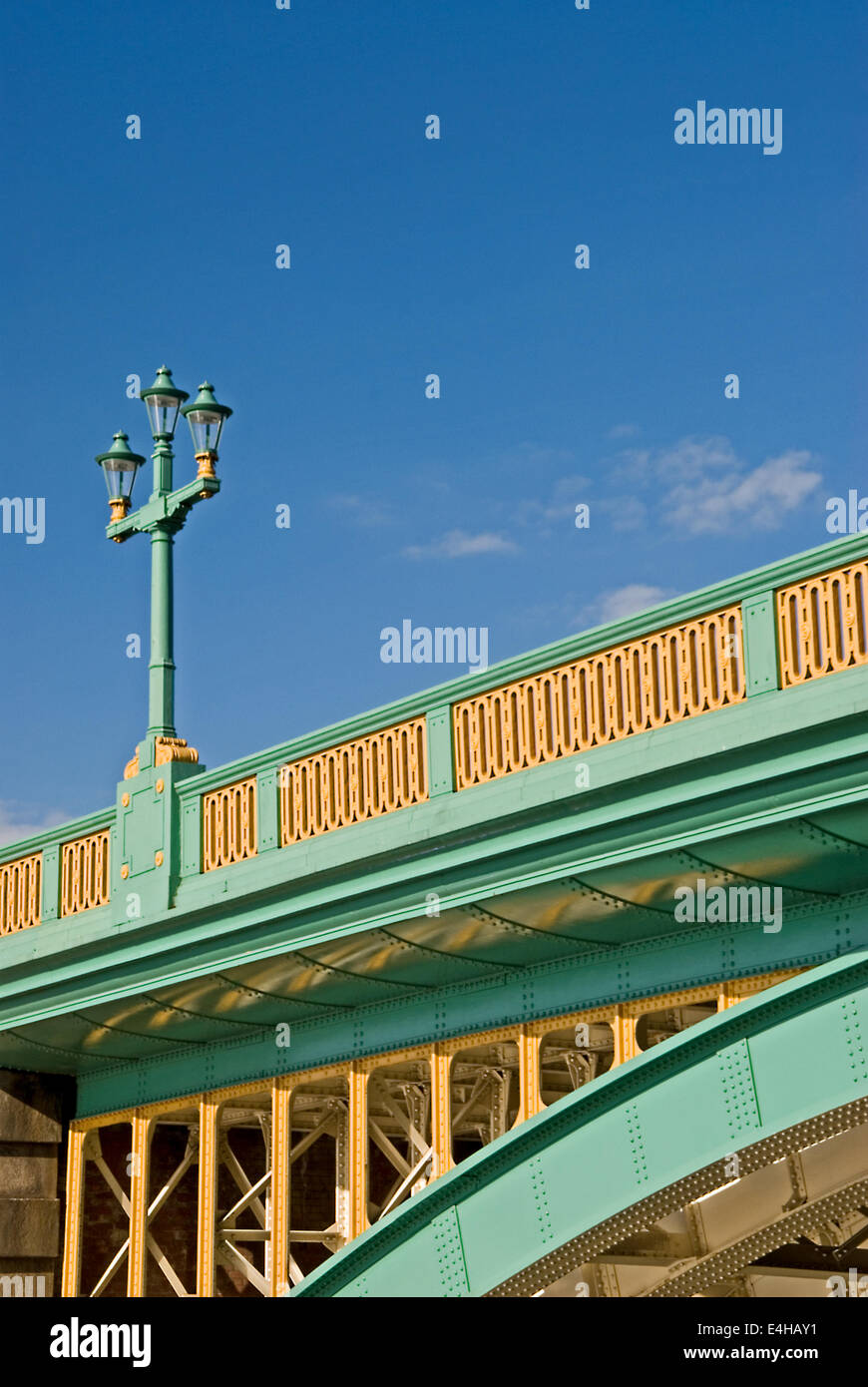 Der kunstvolle Schmiedearbeiten und Straßenbeleuchtung Spalte der Southwark Bridge im Zentrum von London vor einem blauen Himmel. Stockfoto