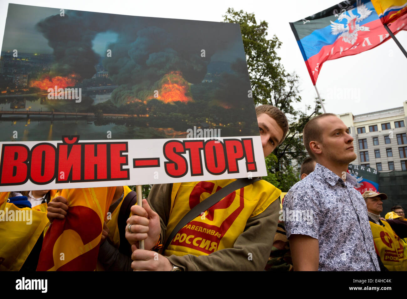 Moskau, Russland. 11 Uhr Juli 2014. Die nur Russland Parteiaktivisten Rallye im Zentrum von Moskau zur Unterstützung der südöstlichen Ukraine Credit: Nikolay Vinokurov/Alamy Live News Stockfoto