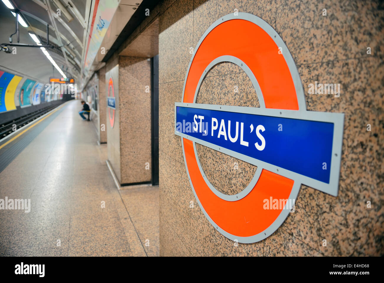 LONDON, UK - 27. September: London Underground Station innen am 27. September 2013 in London, Vereinigtes Königreich. Das System dient 270 Stationen, 402 Kilometer Strecke mit Geschichte von 150 Jahren Stockfoto