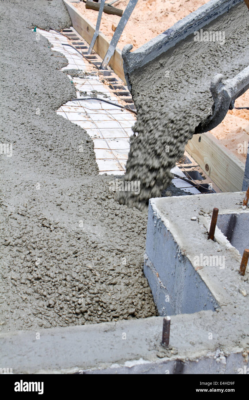 Nassen Zement fällt eine konkrete LKW-Rutsche, eine Platte in einem Heim bauen Baustelle zu füllen. Stockfoto