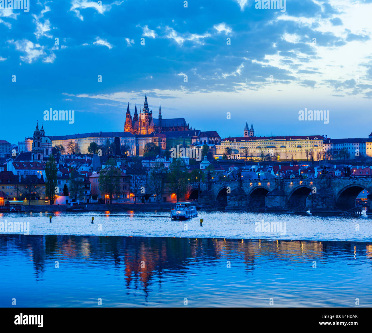 Reisen Prag Europa Konzept Hintergrund - Blick auf die Karlsbrücke und die Prager Burg in der Dämmerung. Prag, Tschechische Republik Stockfoto
