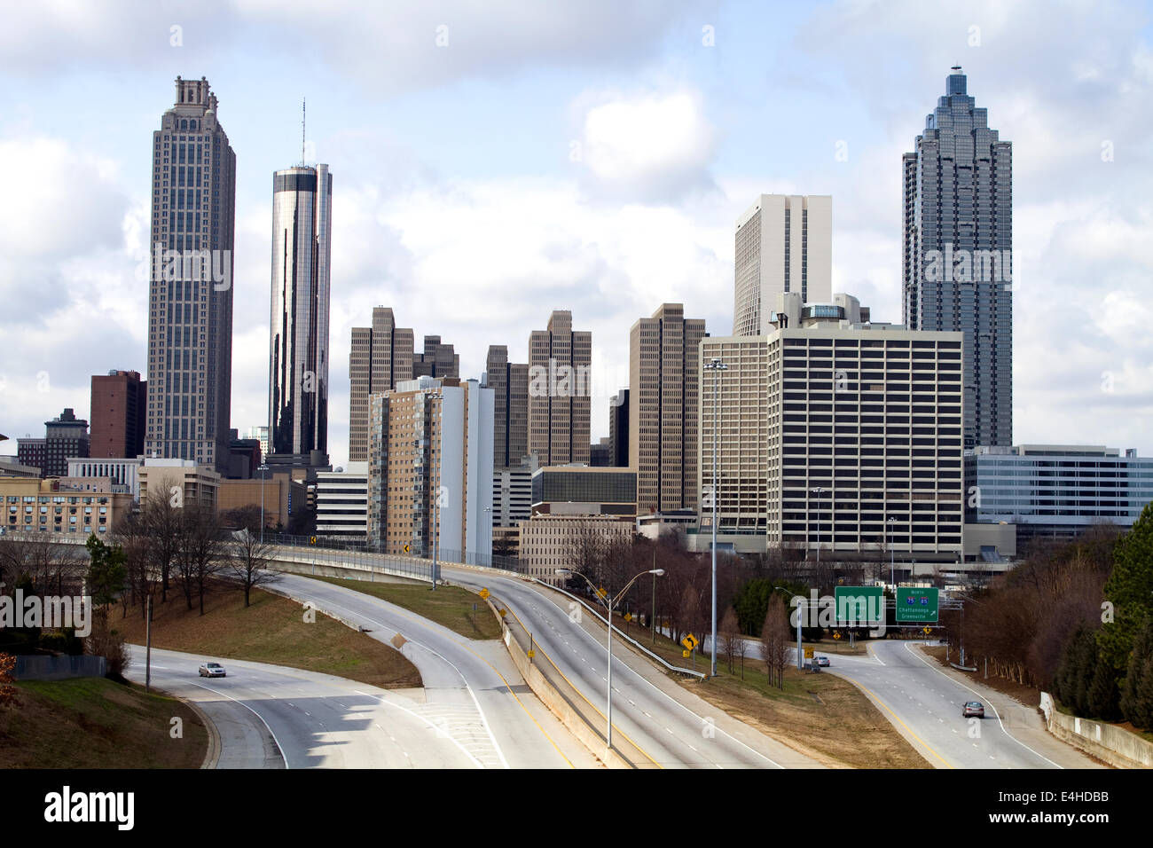Skyline der Innenstadt von Atlanta, Georgia, USA mit in die Stadt führenden Straßen. Stockfoto