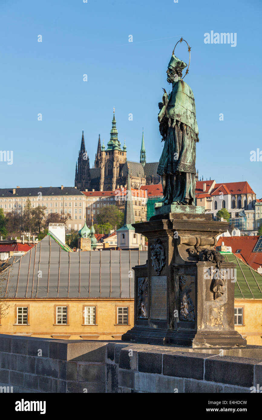 Johannes von Nepomuk (oder John Nepomucene) Nationalheilige der Tschechischen Republik Statue auf Charles Brigde Stockfoto