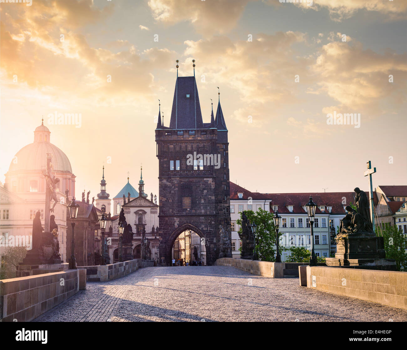 Charles Brückenturm in Prag am Sonnenaufgang, Tschechische Republik Stockfoto