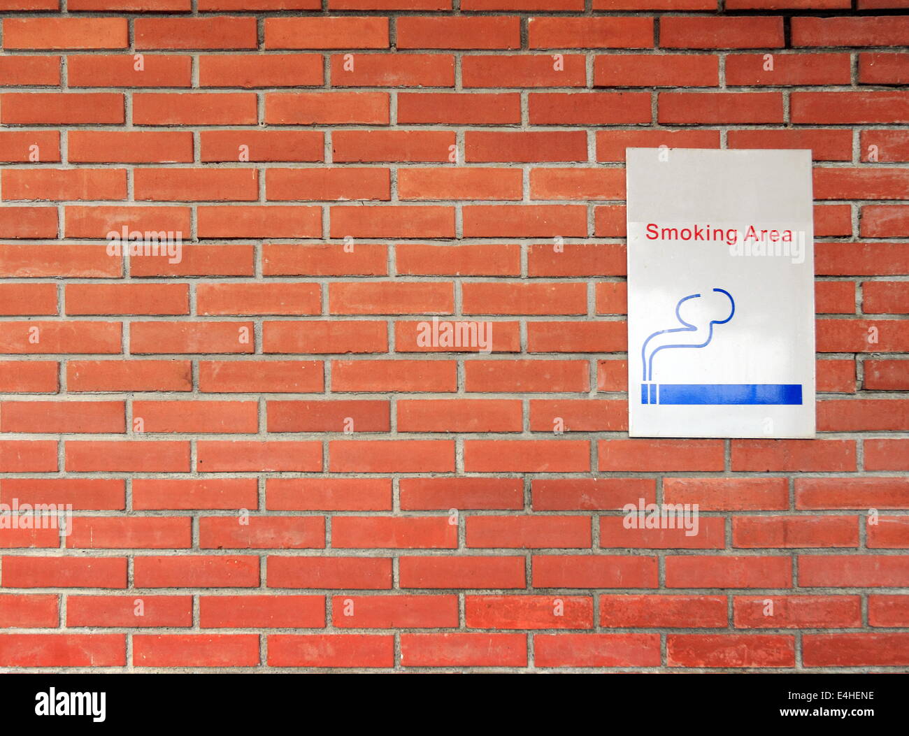 keine Rauchen Schilder auf Ziegelmauer Stockfoto