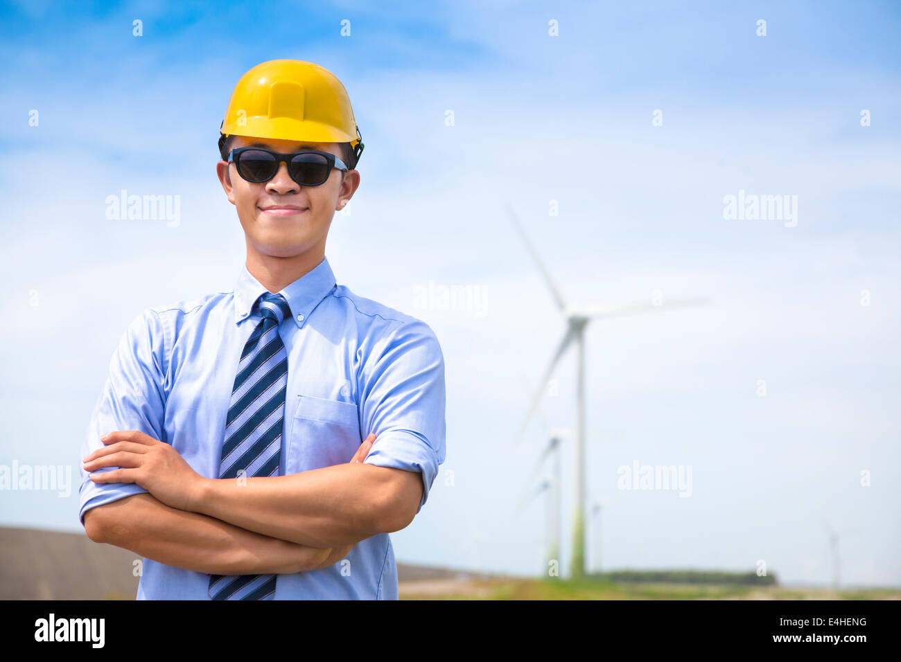 zuversichtlich junger Ingenieur stehend mit Windgenerator Stockfoto
