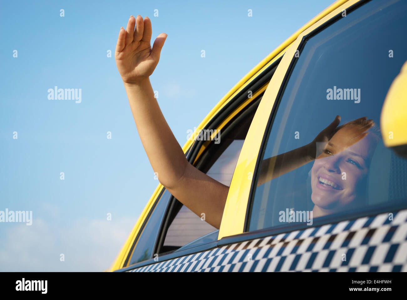 Menschen reisen. Beifahrerin im Taxi mit Arm außerhalb Autofenster Hand winken. Begriff der Freiheit Stockfoto