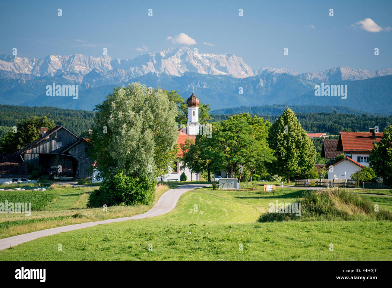 Bayerischen Dorf 'Rott', mit Zugspitze im Hintergrund, Bayern, Deutschland Stockfoto